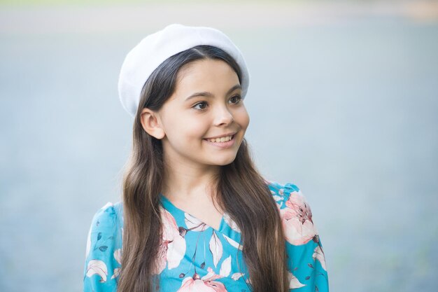 Look français classique Look de beauté d'une petite fille Sourire de bébé heureux avec un look à la mode Look tendance Tendances élégantes Garde-robe pour enfants Salon de beauté Élégance ce que vous méritez copiez l'espace