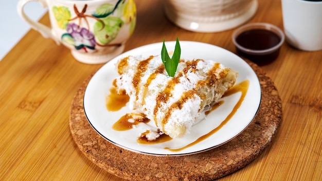 Lopis est un gâteau indonésien traditionnel à base de riz gluant, de noix de coco râpée et de sucre de palme