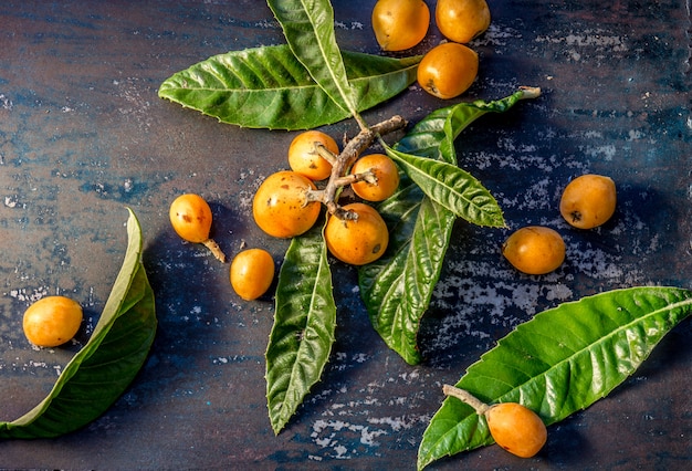 Loquat avec des feuilles fraîches sur une table