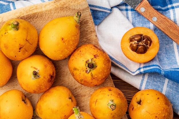 Loquats frais sur bois