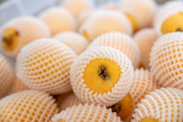 Des loquats jaunes et gros sur l'assiette