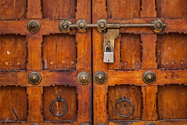 Loquet avec cadenas sur la porte