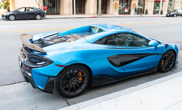 Los Angeles, Californie États-Unis - 14 avril 2021 : supercar de luxe bleue McLaren Automotive Limited 720S garée à LA, l'État américain de Californie. vue arrière.