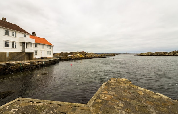 Photo loshavn, idyllique village pirate costal norvégien avec des maisons en bois blanc