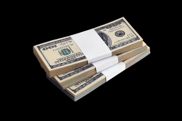 Lot de billets en dollars américains isolés sur fond noir Pack d'argent américain avec une haute résolution sur fond noir parfait