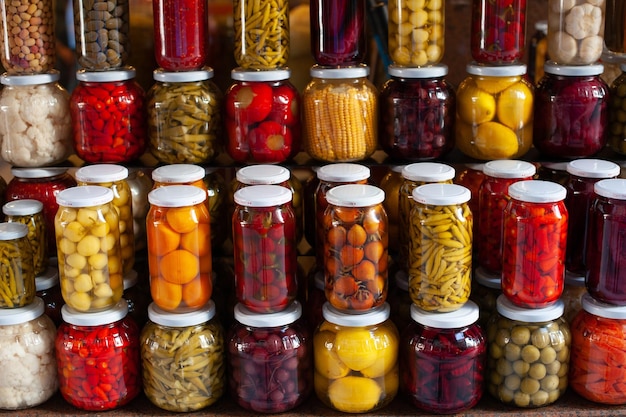 Lot de bocaux en verre avec une variété de légumes marinés