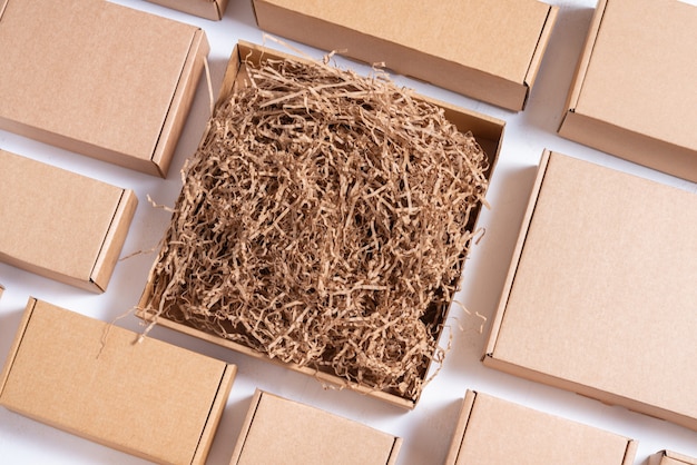 Lot de boîtes en carton plat marron avec remplissage de papier