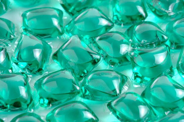 Photo lot de capsules pour laver le vert sur fond clair