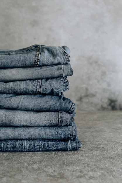 Lot de jeans différents Blue Jeans, pile de jeans.