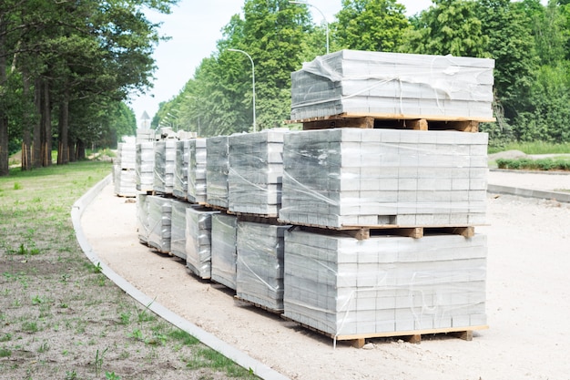 Lot de palettes avec bloks pour travaux routiers