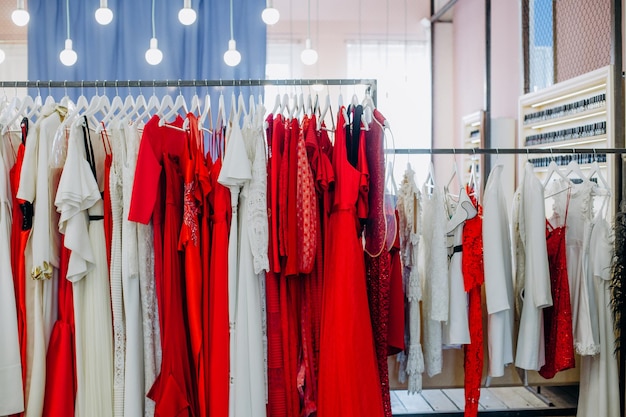 Lot de robes festives pour femmes dans le dressing sur la vitrine des étagères