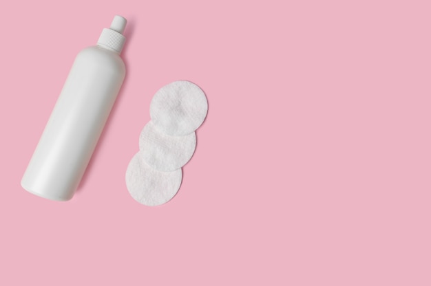 Lotion cosmétique, tampons de coton. Concept de cosmétiques naturels.