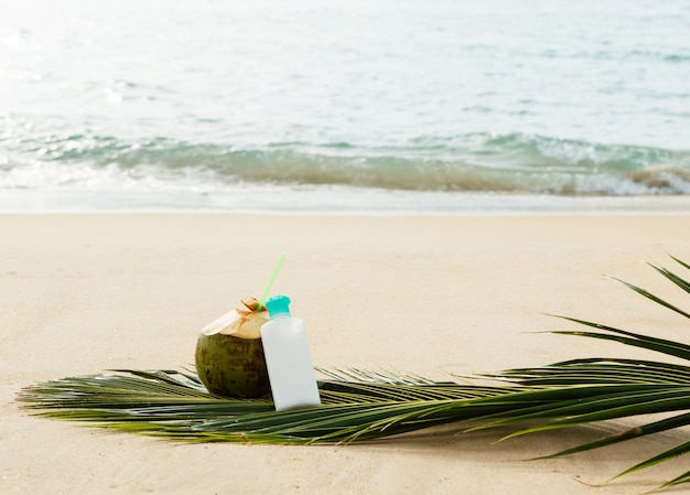 Lotion écran solaire et boisson à la noix de coco