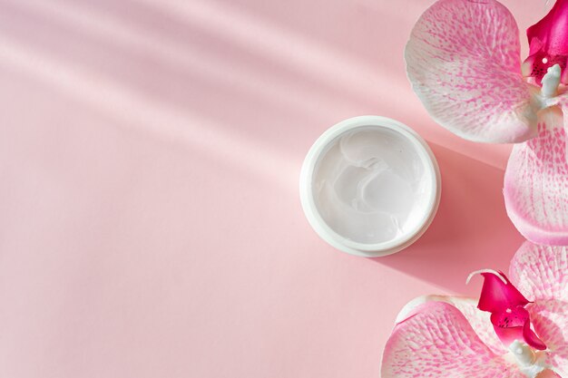 Lotion pour le visage sur fond rose