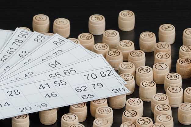 Loto de tonneaux en bois et cartes. Table en bois noir