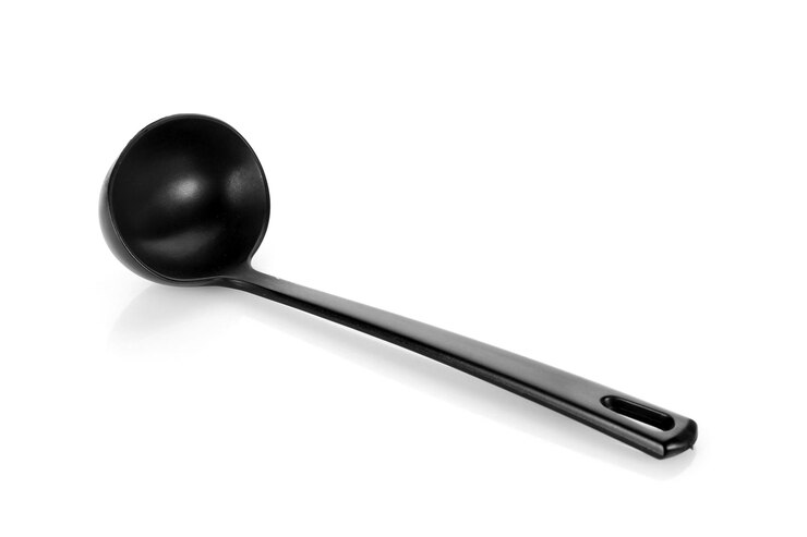 Photo louche de cuisine noire isolée sur blanc