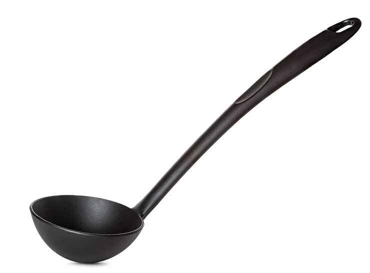 Photo louche de cuisine noire isolée sur blanc