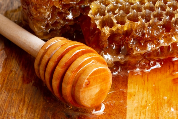 Louche à miel en bois avec nid d'abeille et cire d'abeille