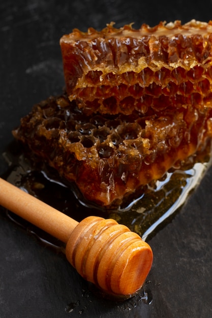 Photo louche à miel en bois avec nid d'abeille et cire d'abeille