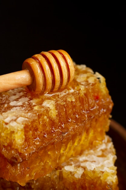 Louche à miel en bois avec nid d'abeille et cire d'abeille