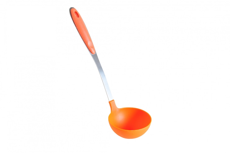 Photo louche orange sur fond blanc, couverts brillants