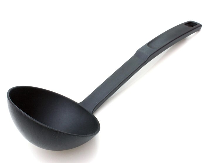 Photo louche à soupe en plastique noir