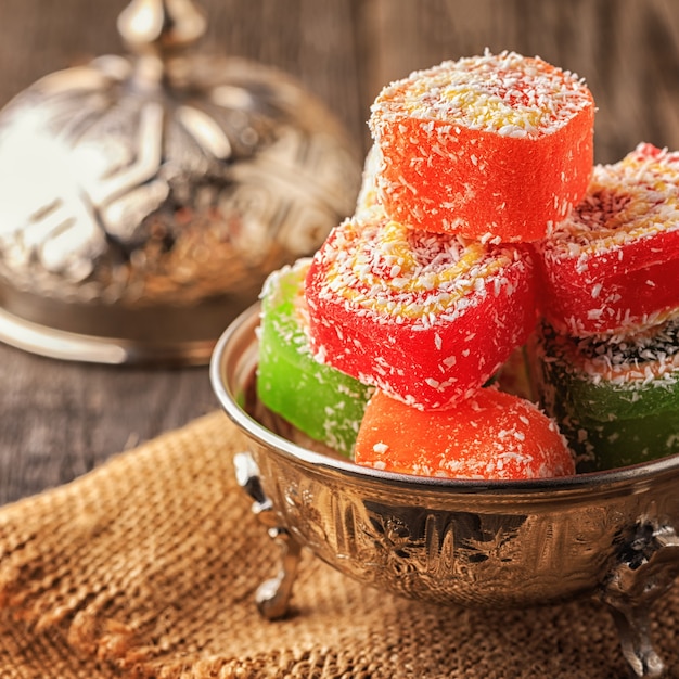 Loukoum sur fond de bois foncé