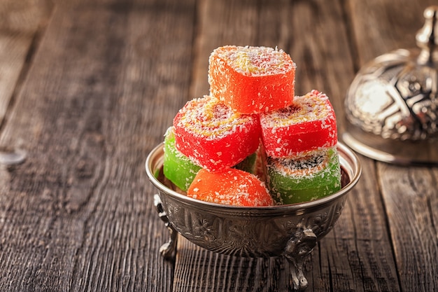 Loukoum sur fond de bois foncé