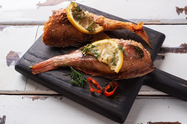 Loup de mer au four avec tomate poivron citron et herbes