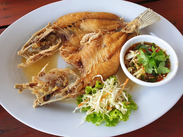 Loup de mer frit avec sauce aux fruits de mer