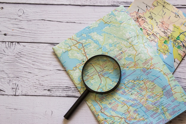 Loupe et carte ancienne. Copyspace pour le texte. Vue de dessus. Flatlay sur fond en bois.