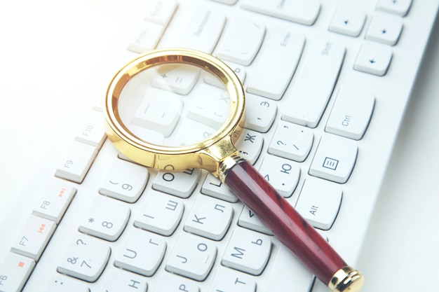 Loupe sur un clavier blanc