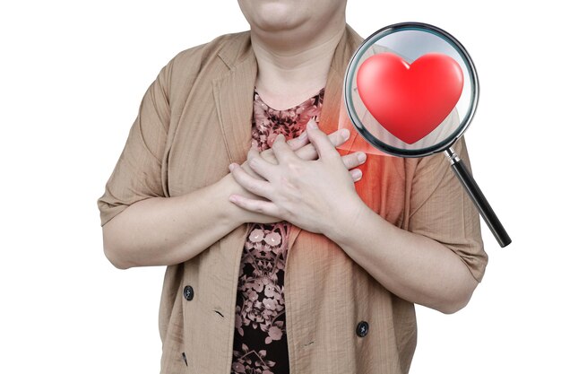 Une loupe en forme de cœur d'une femme tenant sa main sur sa poitrine a une crise cardiaque