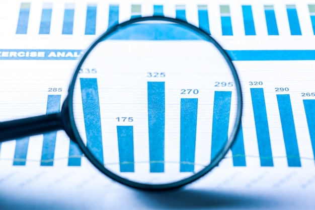 Loupe et graphique de croissance de l&#39;entreprise