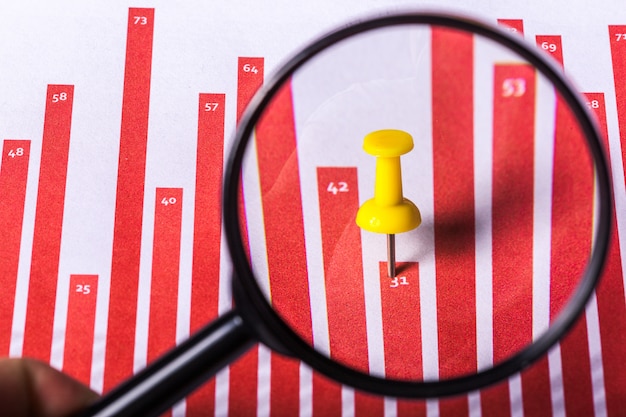 Loupe et graphique de croissance de l&#39;entreprise