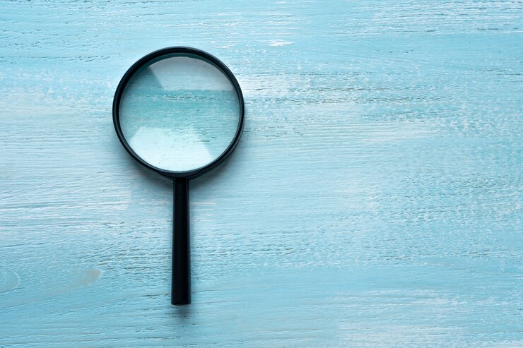 Photo loupe grossissante se trouve sur un fond en bois peint