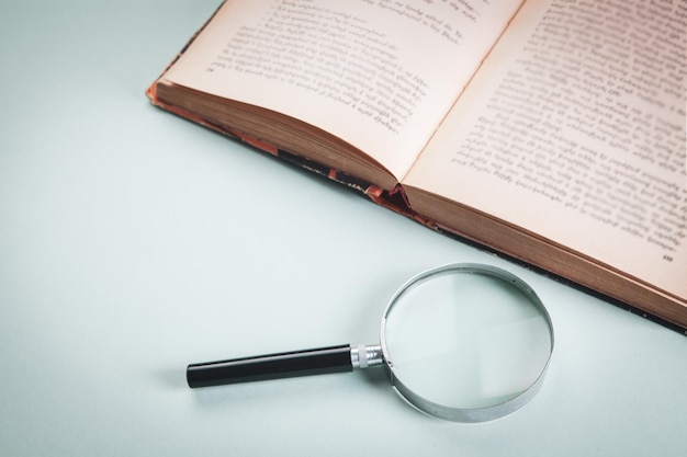 Loupe et livre sur la table