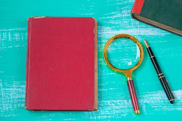 Loupe avec livre de texte sur bois