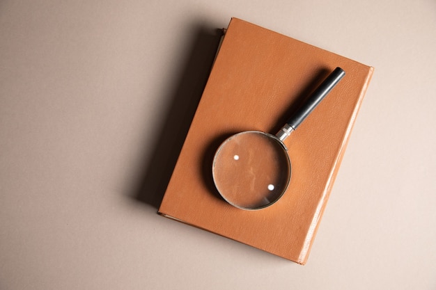 Loupe et livres sur la table. concept d'étude de livre