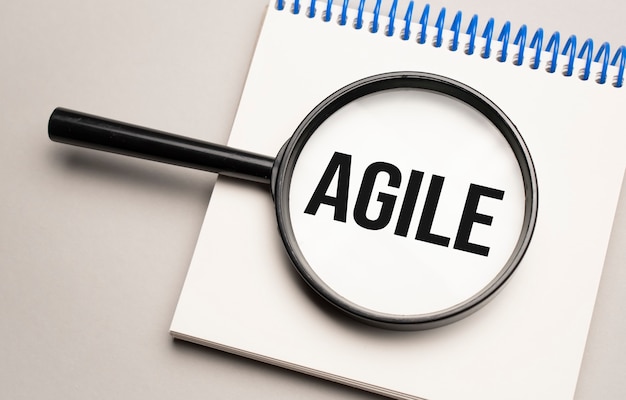 Loupe avec le mot AGILE sur fond graphique