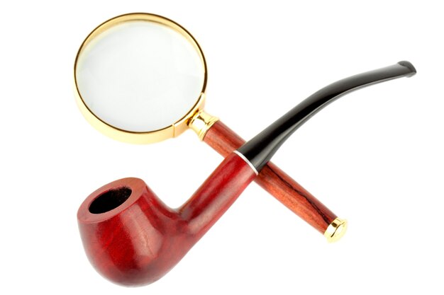 Loupe et pipe à tabac sur fond blanc