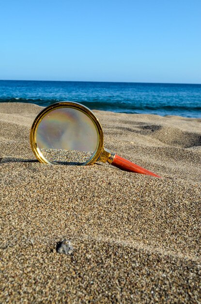 Photo la loupe sur la plage de sable