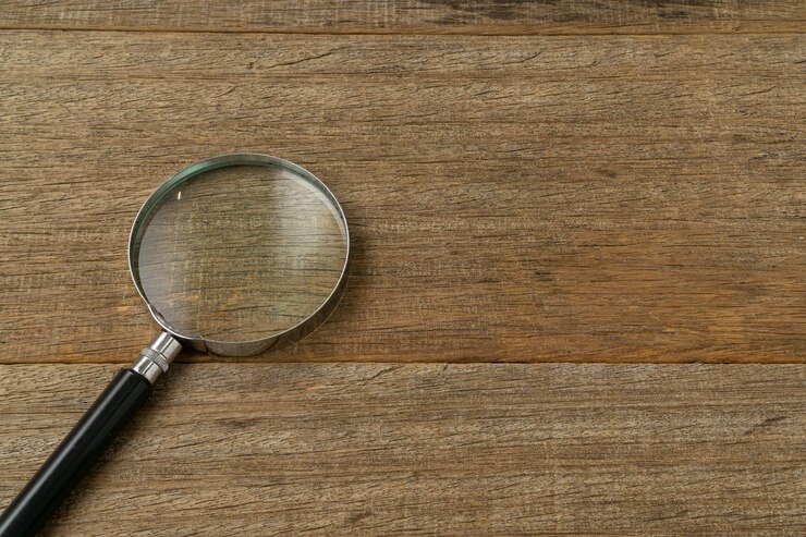 Photo une loupe sur une planche de bois minable.