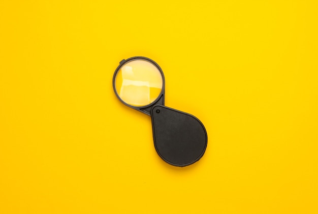 Loupe de poche sur un jaune.