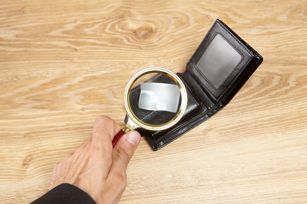 Loupe et portefeuille sur la table