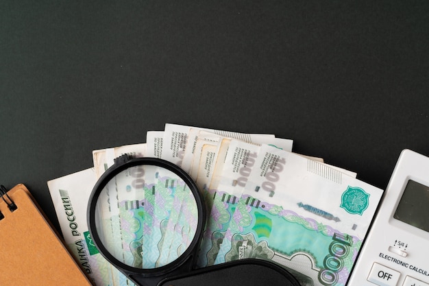 Loupe sur les roubles de la monnaie russe