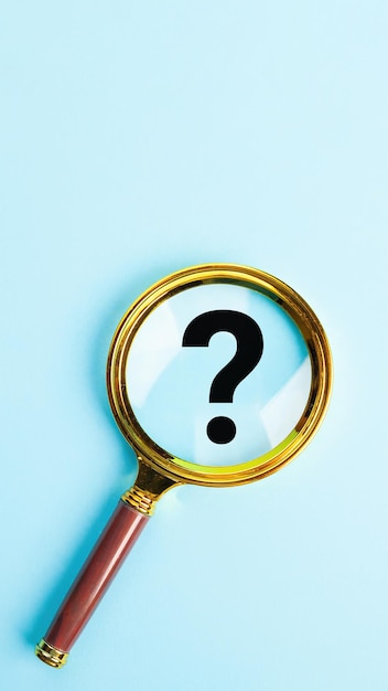 Loupe avec symbole de point d'interrogation sur fond bleu t
