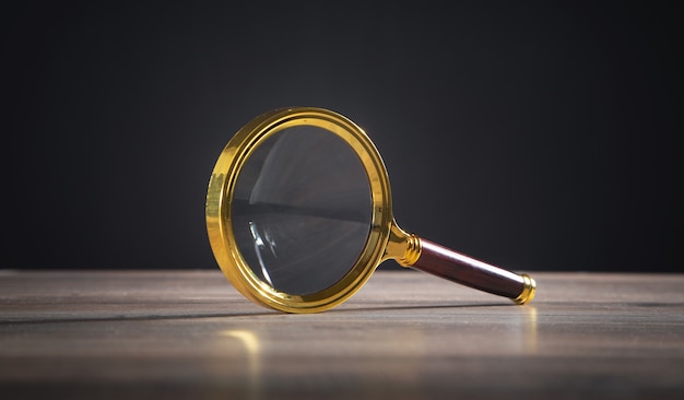 Loupe sur la table en bois.