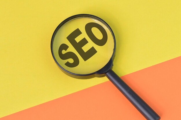 Loupe avec texte SEO signifie Search Engine Optimization