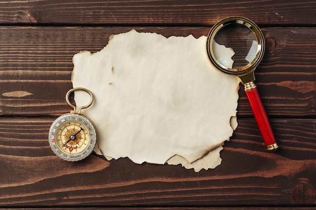 Loupe sur vieux papier sur fond en bois brun foncé